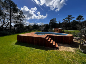 Photo de galerie - Fabrication et pose de terrasse bois autour du porcine hors sol