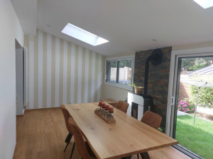 Photo de galerie - Rattisage, ponçage et création d'un mur en bande de peinture pour ne pas avoir le raccord du papier peint