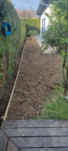 Photo de galerie - Création d'un délimitation en bois pour dégagement de haie + réengazonnement