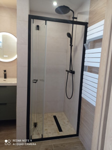 Photo de galerie - Rénovation salle de bain avec la pose d'un douche italienne plus parois pliante avec un meuble vasque plus miroir LED