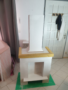 Photo de galerie - Vous aimez la décoration qui donne un aspect réel, voilà une petite cheminé de décore, faite avec à la demande , des matériaux restant de chantier qui aurait pu finir à la poubelle, mais qui ont une meilleure vie.