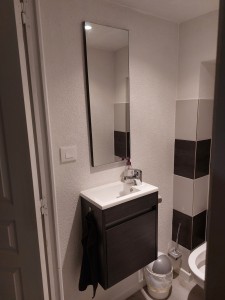 Photo de galerie - Pose d un lave main dans un wc