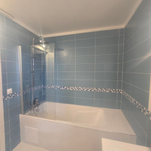 Photo de galerie - Montage carrelage + baignoire.