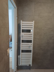 Photo de galerie - Pose d'un radiateur pendant les travaux de rénovation d'une salle de bain .
