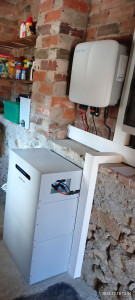 Photo de galerie - Installation de panneaux 
 photovoltaïque, avec batterie.






