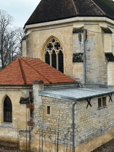 Photo de galerie - Rénovation d’une toiture en tuile plate de bavent ainsi qu’une toiture en zinc à tasseaux à l’église de Louvigny