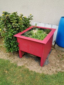 Photo de galerie - Jardinière servant de cabane pour robot tondeuse