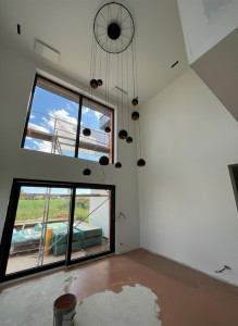 Photo de galerie - Réalisation d’un salon avec plafond cathédrale.