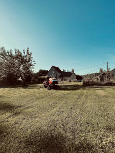 Photo de galerie - Tonte de pelouse et débroussaillage 