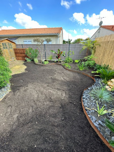 Photo de galerie - Scarification de jardin + création de massif, apport de terre végétale amendée avec sursemis