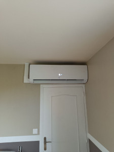 Photo de galerie - Pose de cassettes et passage des liaisons frigorifiques. 