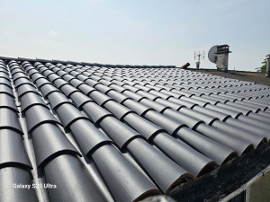 Photo de galerie - Application d'une résine coloré d'étanchéité sur toiture 