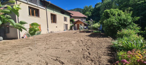 Photo de galerie - Suppression d'une cour en enrobé 
pose de tuyaux pvc 
raccordement dans une cuve existante 
mise en place de terre végétale 
