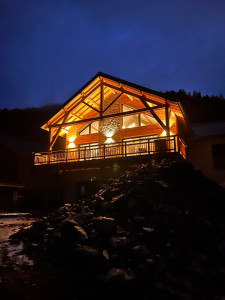 Photo de galerie - Photo de fin de pose d’éclairage après l’installation complète électrique de ce chalet 
