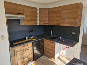 Photo de galerie - La pose d'une cuisine en L, Brico Dépôt