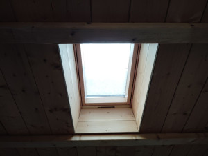 Photo de galerie - Habillage bois autour d'un velux