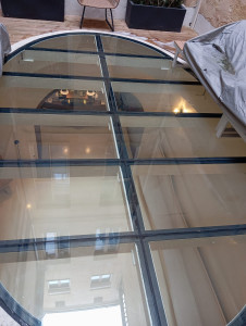 Photo de galerie - Nettoyage d'une grande vitre 