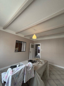 Photo de galerie - Préparations des murs-pose toile lisse + peinture-plafond-poutre