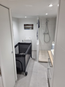 Photo de galerie - Rénovation complète d'une salle de bain (plomberie, électricité, carrelage, faïence, pose bac à douche, installation sanitaire, peinture, placo, plafond, etc.)