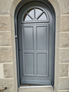 Photo de galerie - Porte entrée avant brut ponssage impression et deux couches de peinture extérieure.