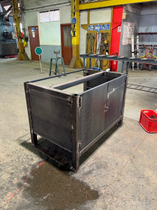 Photo de galerie - Établi en acier sur mesure. Conçu à partir de tubes creux, de cornières et de tôles de 4 mm, cet établi avec rangement intégré allie robustesse et fonctionnalité.