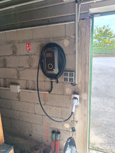 Photo de galerie - Borne de recharge triphasée avec câble de 8 m pour un confort optimal installation conforme IRVE