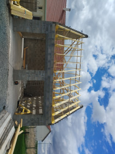Photo de galerie - Pose d' une charpente industrielle suivie de la couverture en tuiles 