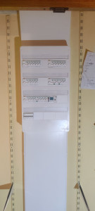 Photo de galerie - Remontage du nouveau tableau électrique câble en triphasé.