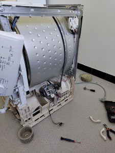 Photo de galerie - Changement de courroie d'un sèche-linge (et remontage du sèche linge démonté par le client)