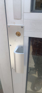 Photo de galerie - Poignée palière borgne, rectifier pour aller avec un verrou de sûreté sur une porte d'entrée en aluminium.