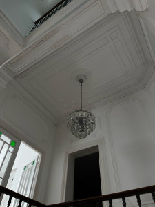 Photo de galerie - Montage , installation et raccordement électrique d’un lustre en verre 