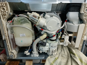 Photo de galerie - Remplacement pompe lave vaisselle miele 