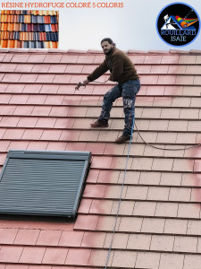 Photo de galerie - Application d'une résine hydrofuge colorée sur tuile béton après nettoyage