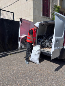 Photo de galerie - Toutes sortes de matériaux restants des débris de chantier.