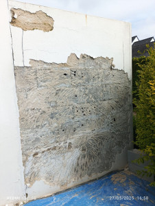 Photo de galerie - Dépose enduit existant avant de refaire un autre enduit 
