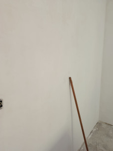 Photo de galerie - Voisi des photos du mur avec tapisserie et peinture 