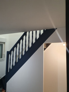 Photo de galerie - Peinture mur blanc mat + peinture escalier bleu nuit
