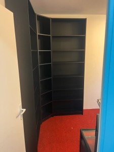 Photo de galerie - Montage d’une bibliothèque d’angle a pont château 