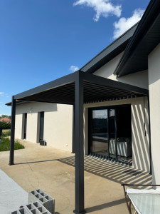 Photo de galerie - Installation de pergola bioclimatique 
