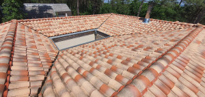 Photo de galerie - Nettoyage toiture avant traitement anti-algues et hydrofuge 