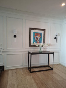 Photo de galerie - Mur avec des moulures décoratives de style classique, pour un rendu élégant et moderne qui valorise l’espace. Chaque détail a été installé avec précision pour un design propre, symétrique et harmonieux. Parfait pour des intérieurs raffinés et chaleureux.