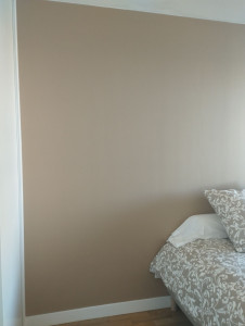 Photo de galerie - Retrait de tapisserie et peinture d'un mur en couleur.