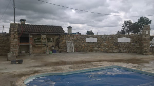 Photo de galerie - Aménagement mur en pierre pour piscine