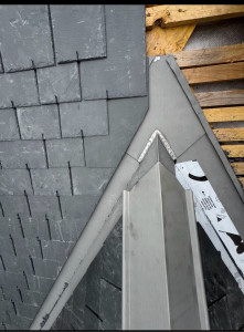 Photo de galerie - Raccord de noue faîtage en un zinc