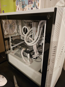 Photo de galerie - Montage d’un ordinateur fixe orienté pour le jeu vidéo.