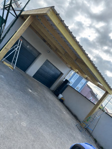 Photo de galerie - Avant-toit en bois réalisé sur mesure ! Une charpente robuste, des finitions soignées et un résultat à la fois esthétique et fonctionnel. Chaque projet est conçu pour durer et s’adapter parfaitement aux besoins de nos clients.