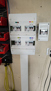 Photo de galerie - Remplacement disjoncteurs défectueux, installation de tableau divisionnaire, conseils sur les puissances et charges sur le réseau.