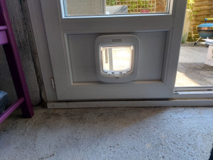 Photo de galerie - Pose d'une chatière dans une porte fenêtre pvc 
