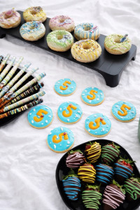 Photo de galerie - Donuts, stick bretzel chocolat, fraises au chocolat, biscuits personnalisés 