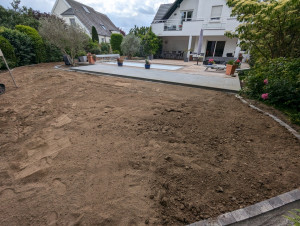 Photo de galerie - Extension plage piscine en dalles cérame, préparation pour semis, pavés de rive